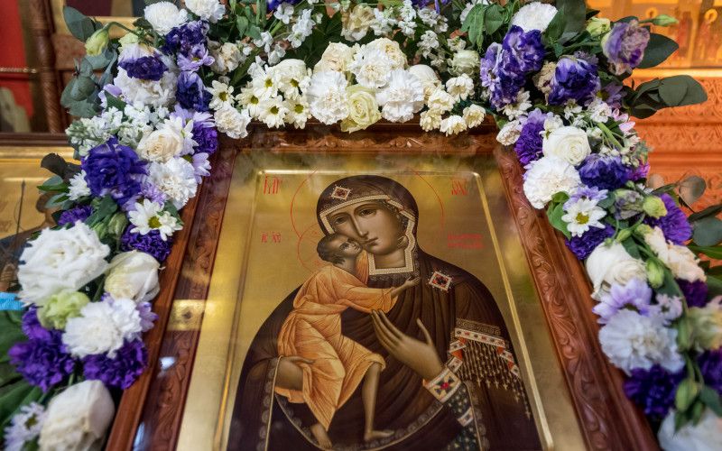 "О Всемилостивая Владычице, укрепи страну нашу, дивно над врагами победу подавая, и веру утверди..."