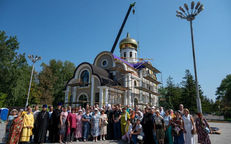 В Белгороде освятили купол и крест уникального инклюзивного храма в парке Памяти