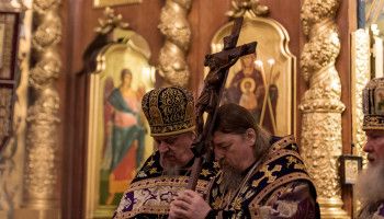 Вечерня с чином выноса Креста Господня совершена в кафедральном соборе Белгорода