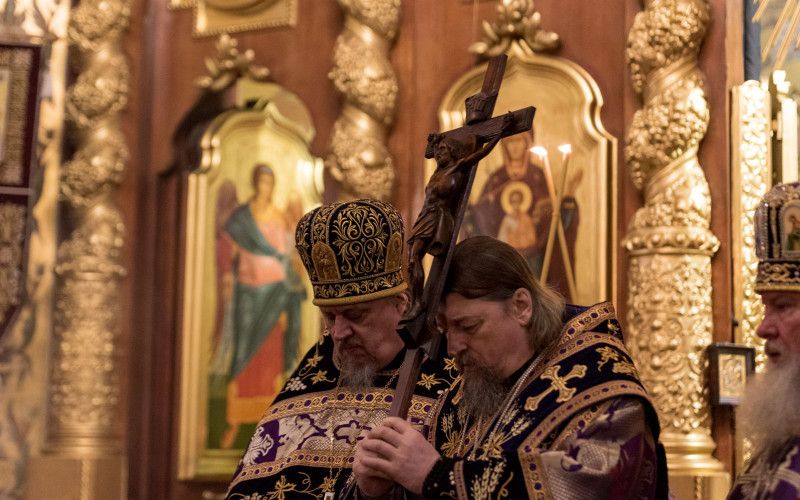 Вечерня с чином выноса Креста Господня совершена в кафедральном соборе Белгорода