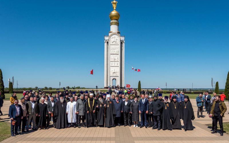 День Победы начался с Божественной литургии на Прохоровском поле