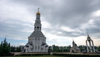 Два подвига — небесный и земной: как на Святом Белогорье отметили день памяти апостолов Петра и Павла и 83-ю годовщину Прохоровского сражения