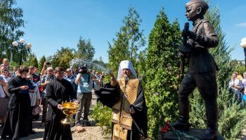 В Белгороде открыли памятник детям войны "Сын Полка"