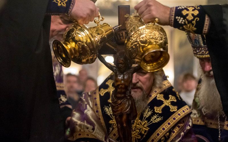 «Победы дая нам на сопостаты, пособие имущим Твое оружие мира, непобедимую победу…»