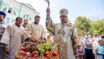 "На горе преобразился Ты, и, насколько могли вместить ученики Твои, они славу Твою, Христе Боже, созерцали..."