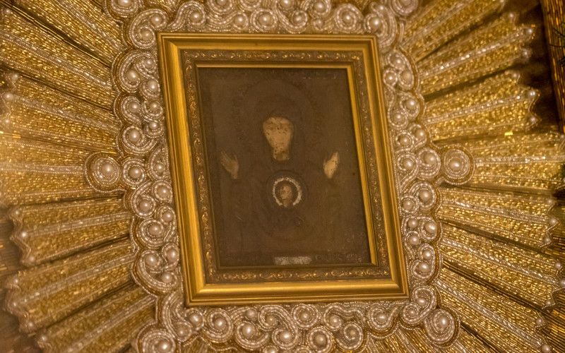 "Почитаемого образа Твоего явление празднуем, люди Твои, Богородительница..."