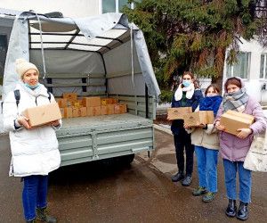 Более 3 тонн гуманитарной помощи активисты передали вынужденным переселенцам