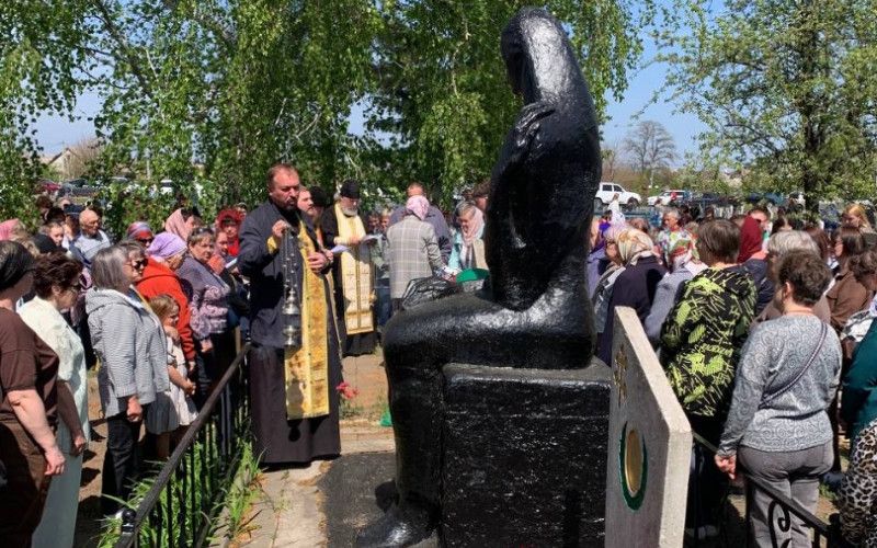 В неделю жен-мироносиц священнослужители совершили заупокойную литию на братской могиле