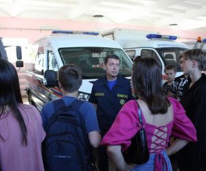 В гостях у спасателей: воспитанники летнего лагеря побывали на экскурсии в поисково-спасательной службе области