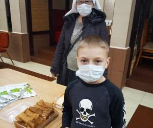 Сестры Марфо-Мариинского сестричества милосердия навестили беженцев с ДНР и ЛНР в гостинице «АМАКС»
