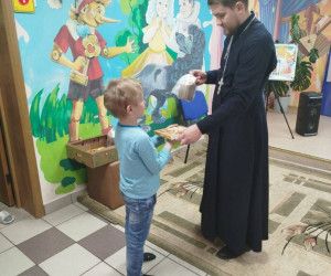 Клирик Успенского храма поселка Чернянка поздравил воспитанников центра "Семья"