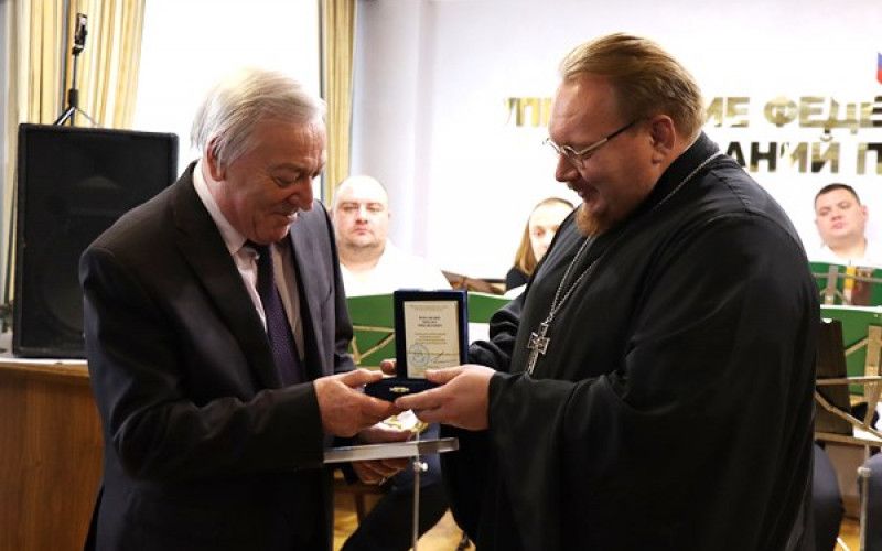 Ветераны уголовно-исполнительной системы удостоены наград Белгородской митрополии