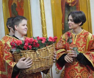 В День святых  жен-мироносиц в старооскольских храмах заблагоухало множество цветов