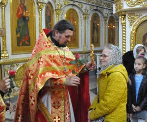 В День святых  жен-мироносиц в старооскольских храмах заблагоухало множество цветов