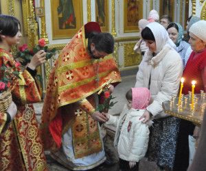 В День святых  жен-мироносиц в старооскольских храмах заблагоухало множество цветов