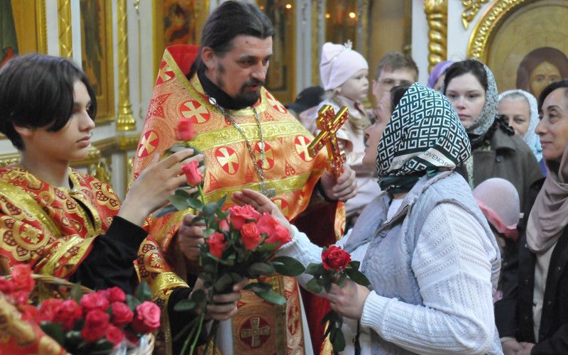В День святых  жен-мироносиц в старооскольских храмах заблагоухало множество цветов