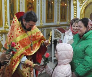 В День святых  жен-мироносиц в старооскольских храмах заблагоухало множество цветов