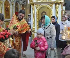 В День святых  жен-мироносиц в старооскольских храмах заблагоухало множество цветов
