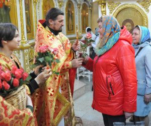 В День святых  жен-мироносиц в старооскольских храмах заблагоухало множество цветов