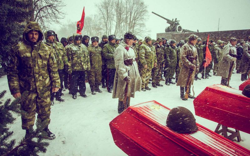 Останки 74-х павших воинов захоронили на Курской Дуге