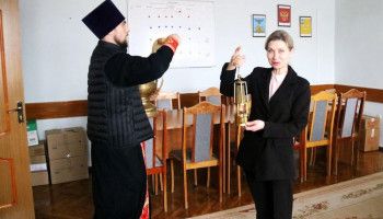 Новооскольское духовенство доставило частицу благодатного огня в учреждения города
