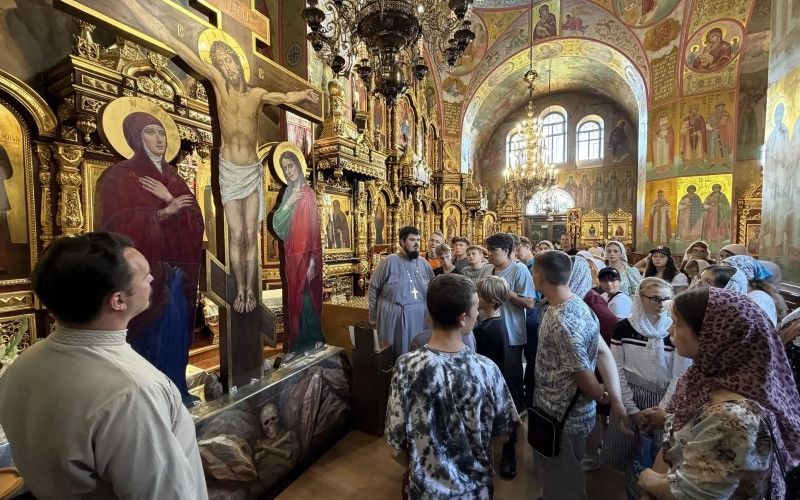 В Александро-Невском соборе провели экскурсию для участников молодёжного слёта из соседней епархии