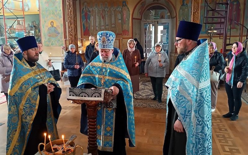 В Успенском храме Нового Оскола отслужен молебен для семей участников СВО