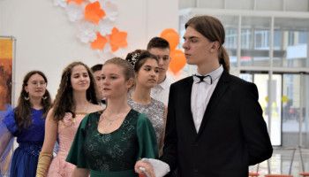 Пасхальный бал прошел для учеников старооскольской православной гимназии