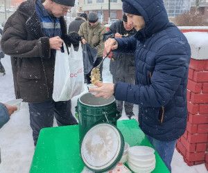 Добровольцы помогают тем, кто без крова