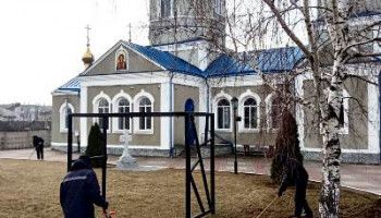 Осужденные приняли участие в уборке территории храма