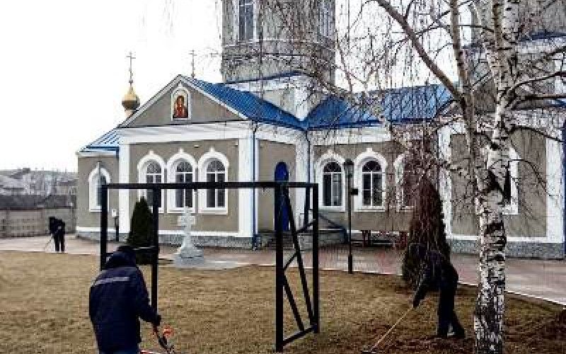 Осужденные приняли участие в уборке территории храма