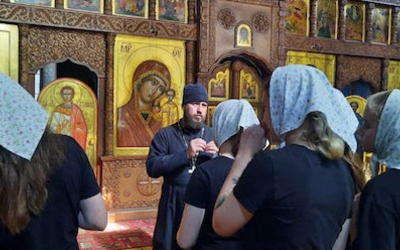 Воспитанницы и сотрудники Новооскольской колонии для несовершеннолетних посетили Холковский  монастырь