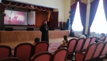 Дети смотрят фильм вместе со священником