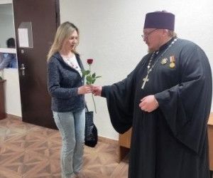 Сотрудниц аппарата УФСИН поздравили с днем жен-мироносиц