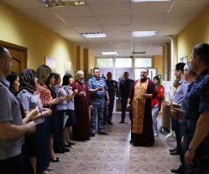 Благодатный огонь от гроба Господня в Иерусалиме доставлен в УФСИН России по Белгородской области
