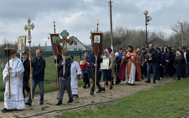 Дети празднуют Пасху Христову, звонят в колокола и получают подарки