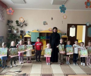 Дети празднуют Пасху Христову, звонят в колокола и получают подарки