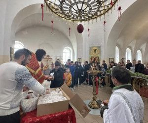 Дети празднуют Пасху Христову, звонят в колокола и получают подарки