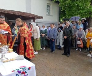 Молитва в тихом дворике