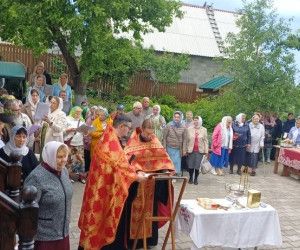 Молитва в тихом дворике