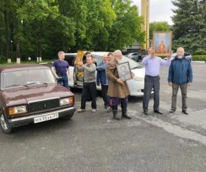 Молитва в тихом дворике