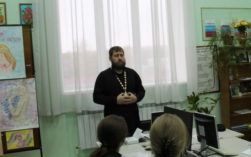 Несколько воспитанниц Новооскольской колонии для несовершеннолетних прошли Таинство Крещения.