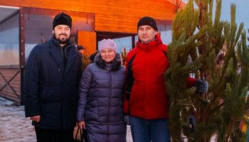 Возле храма великомученика Феодора Стратилата раздали 500 рождественских елей