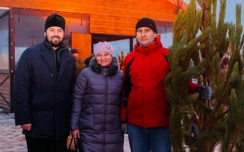 Возле храма великомученика Феодора Стратилата раздали 500 рождественских елей