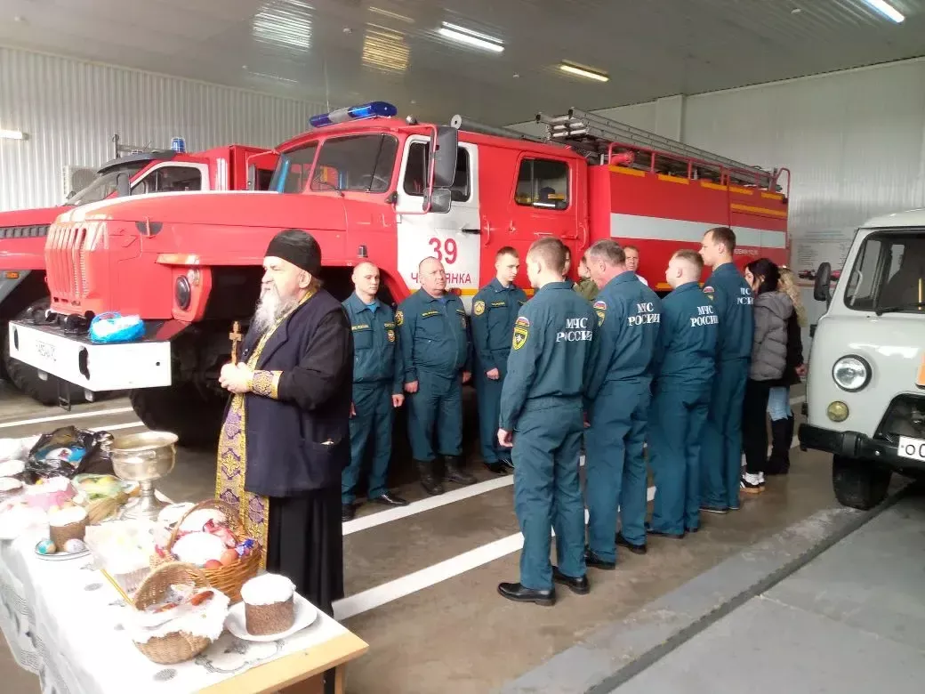 Светлая Пасха приходит к спасателям: Освящение пасхальных снедей в ГУ МЧС по Белгородской области