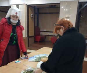 Сестры Марфо-Мариинского сестричества милосердия навестили беженцев с ДНР и ЛНР в гостинице «АМАКС»