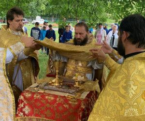 Божественная литургия под открытым небом была совершена в селе Дмитриевка Шебекинского района