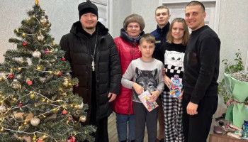 Духовенство Новооскольского благочиния поздравило детей участников СВО с Новым годом