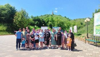 Будущие мамы и их семьи посетили Свято-Троицкий Холковский монастырь