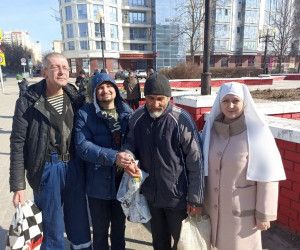 Добровольцы помогают тем, кто без крова